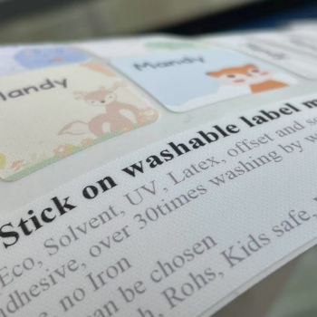 Washable Clothing Label Material for Direct Fabric Application Materiale per etichette per indumenti lavabili per applicazione diretta sui tessuti