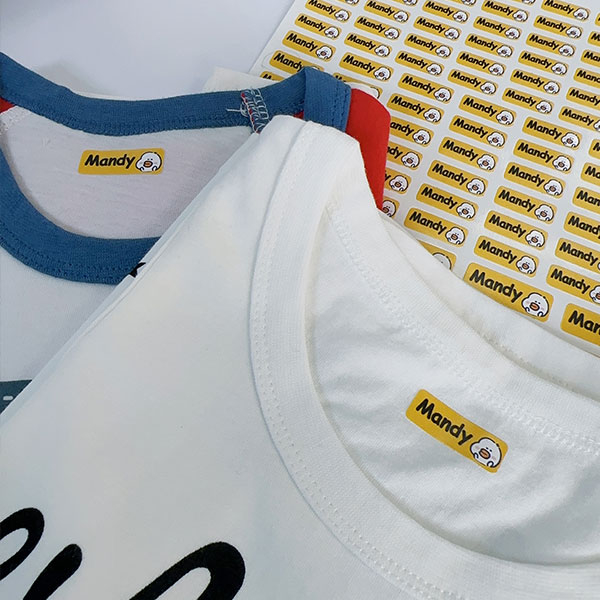 Attacca su etichette di abbigliamento
