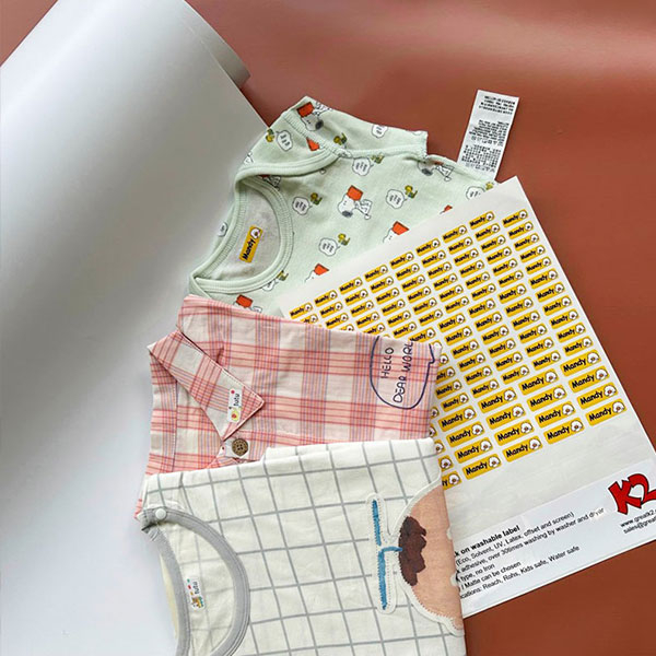Attacca su etichette di abbigliamento
